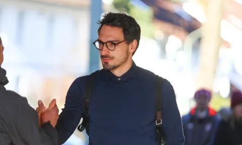 Mats Hummels như một nhà văn khi hành quân đến Tây Ban Nha