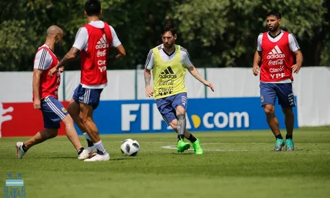 'Cửa sống' hé mở, Messi tập luyện cật lực