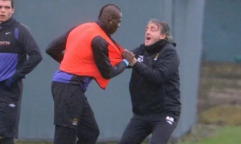 8 vụ ‘gà nhà đá nhau’ kinh hoàng trong bóng đá: Balotelli nện luôn ông thầy