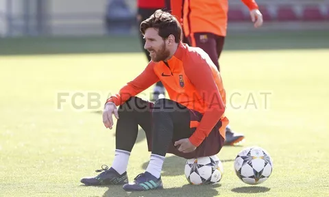 Messi nghĩ cách đánh bại AS Roma
