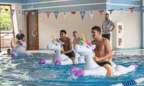 Binh hùng tướng mạnh, Liverpool tự tin nghỉ xả hơi trên đất Pháp