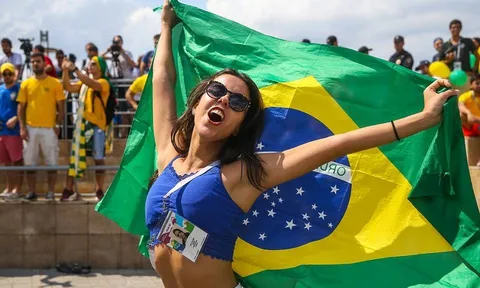 Fan Brazil 'quẩy' hết cỡ chào đón Neymar và các đồng đội
