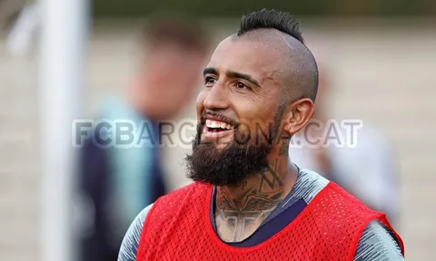 Arturo Vidal bị GẠCH TÊN khỏi trận Siêu cúp Tây Ban Nha?