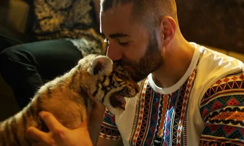 Benzema - Tín đồ cuồng hàng độc