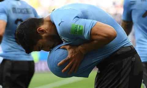 Suarez tỉnh giấc mang Uruguay và Nga vào vòng 16 đội