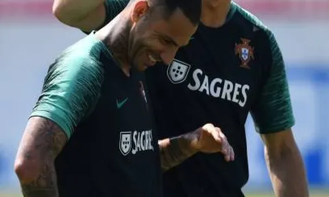 Bị CĐV Iran làm mất giấc ngủ trưa, Ronaldo vẫn tươi cười trên sân tập