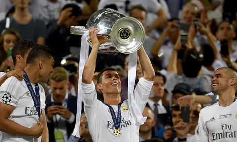 Real Madrid: Khi nhà Vua… ghen tị