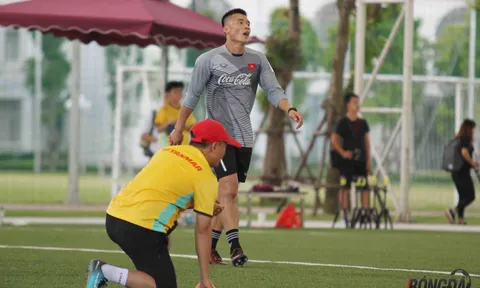 Căng mình tập luyện Tiến Dũng chạy đua suất bắt chính với Văn Lâm