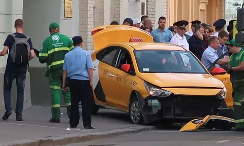Taxi tông vào CĐV ở Moscow, 8 người bị thương