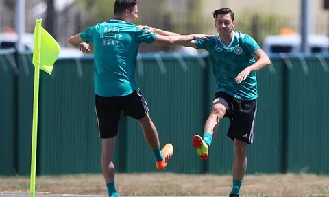 Tuyển Đức căng thẳng tột độ, cầu thủ đòi HLV Low "trảm" Ozil