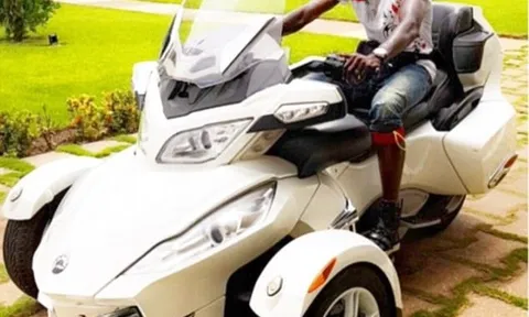 Adebayor khoe những mẫu xe độc nhất vô nhị