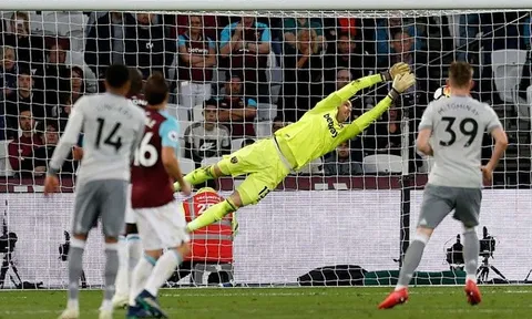 Adrian chặn hai siêu phẩm của Lingard cùng một kịch bản