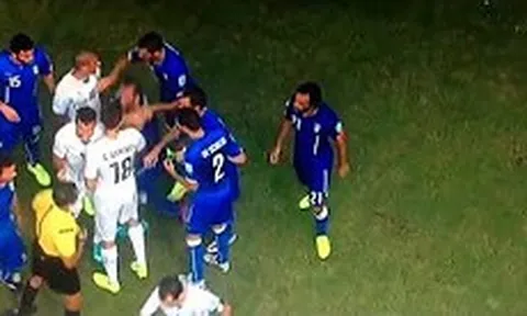 Ai còn nhớ 'hàm răng vàng' này của Suarez
