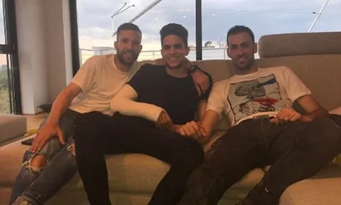 Alba và Busquets lặn lội sang Đức thăm Bartra