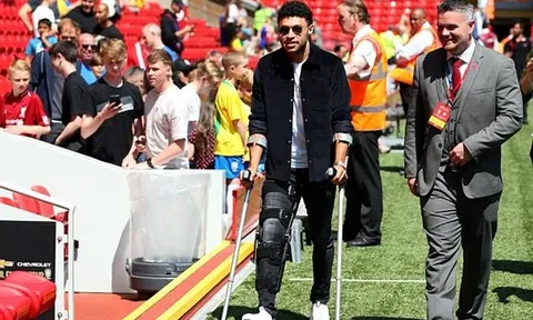 Alex Oxlade-Chamberlain chống nạng đến Anfield xem đồng đội thi đấu