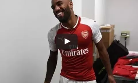 Alexandre Lacazette 'quẩy' tưng bừng trong ngày đầu ở Arsenal