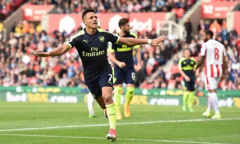 Alexis Sanchez chọc phá đồng đội trên băng ghế dự bị