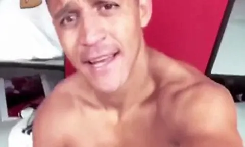 Alexis Sanchez 'một mình một cõi' ở Carrington