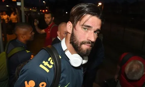 Alisson đến Liverpool trước thềm giao hữu quốc tế