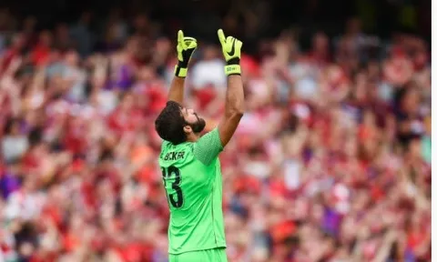 Alisson ra mắt ấn tượng, Liverpool hủy diệt Napoli 5 bàn không gỡ