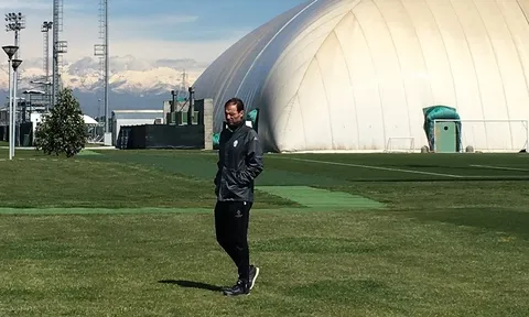Allegri cùng các học trò vật vờ ra sân tập trước giờ sang Monaco