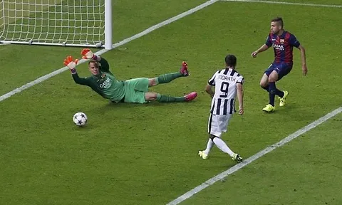 Alvaro Morata giúp Juventus phá lưới Barcelona