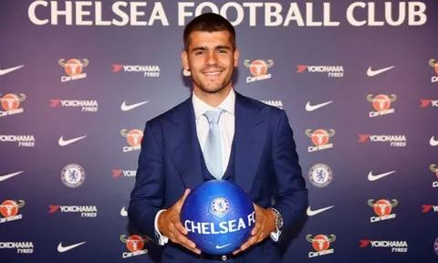 Alvaro Morata rạng rỡ cầm áo đấu Chelsea