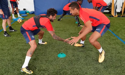 Alves 'dính như sam' với Marquinhos trong ngày đầu tập luyện ở PSG