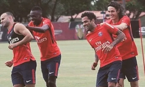 Alves hòa nhập cực nhanh với đồng đội trên sân tập