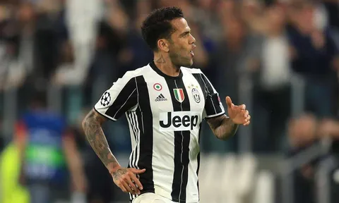 Alves lên đồng, Chelsea lập tức chào mời