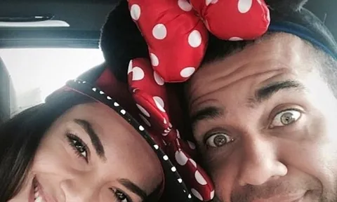 Alves 'quậy tưng' cùng người vợ xinh đẹp tại Disneyland