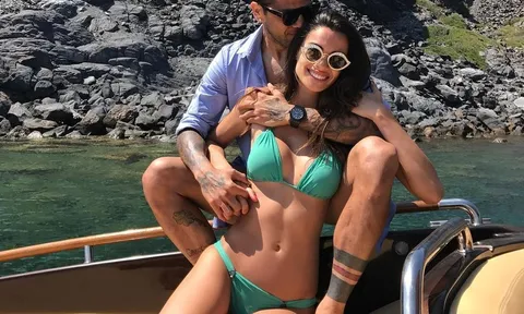 Alves và bạn gái lại 'tình giữa biển tình'