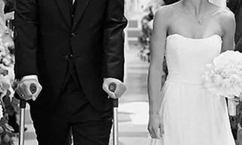 Âm thầm, Neuer chống nạng vào lễ đường cùng bạn gái