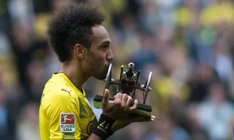 Ấn định chiến thắng cho Dortmund, Aubameyang ẳm luôn "khẩu pháo" về nhà