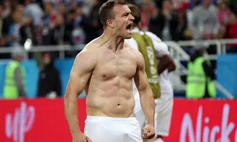 Ấn định chiến thắng phút 90, "Messi Thụy Sĩ" cởi áo ăn mừng như Ronaldo