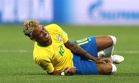 'Ăn no đòn', Neymar liên tục nằm sân