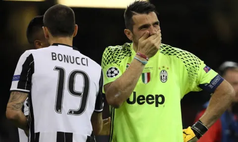 An ủi đồng đội, nhưng Buffon chẳng thể an ủi chính mình