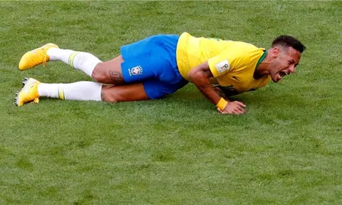 Ăn vạ quá nhiều, Neymar trở thành nỗi hổ thẹn của bóng đá