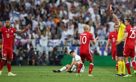Bayern bị loại đau: Pep đã "tiếp tay" cho trọng tài như thế nào?