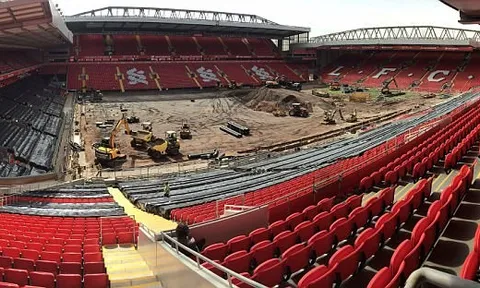 Anfield 'tan nát' trước ngày thay áo mới