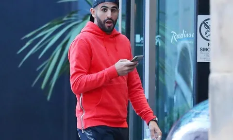 Hành động 'lạ' của Riyad Mahrez với đối thủ Man Utd