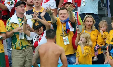 CĐV Peru bị 'ném đá' khi giật áo đấu Tim Cahill dành cho fan nhí