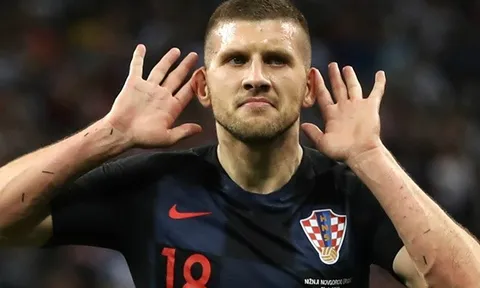 'Tôi chẳng hứng thú đổi áo với Messi'