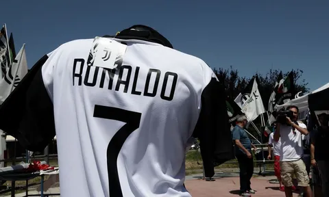 Áo đấu Ronaldo được bày bán khắp Turin trước khi Juventus nổ bom tấn