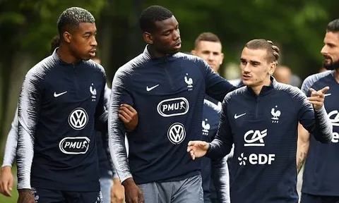 Áp lực bủa vây, Pogba vẫn trêu đùa đồng đội trên sân tập