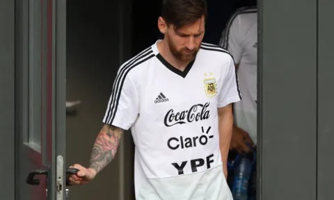 Áp lực quá lớn từ Ronaldo, Messi cười không nổi trên sân tập