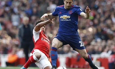 Welbeck nổ súng, Arsenal xử đẹp Man Utd