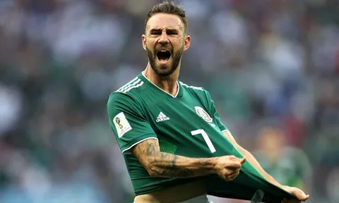 Arsenal dành sự quan tâm cho "người hùng" Mexico