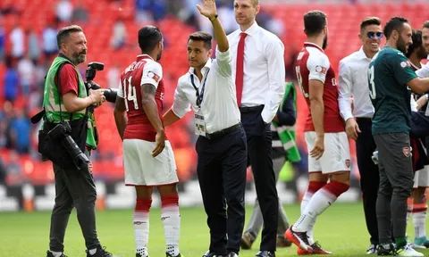 Arsenal hạ Chelsea, Sanchez xuống tận sân ăn mừng