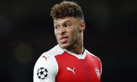 Arsenal khủng hoảng, Liverpool 'tranh thủ'